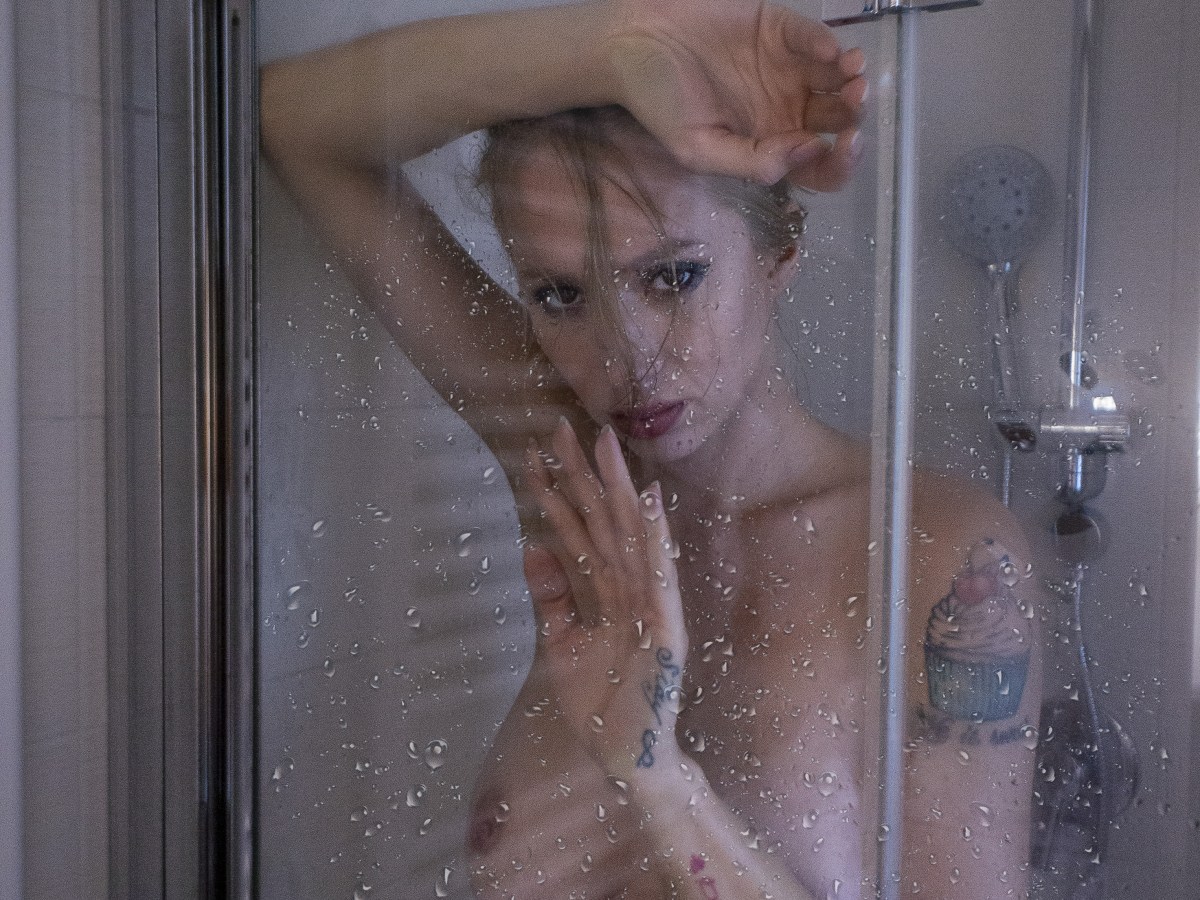 Hot shower with&nbsp;Natasha