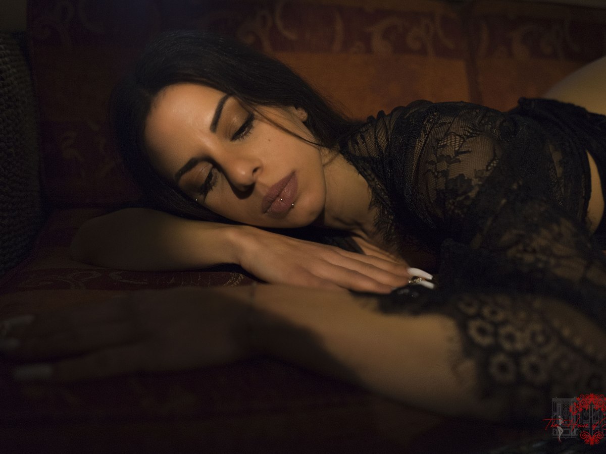 Sensual sofa boudoir session with&nbsp;Martina