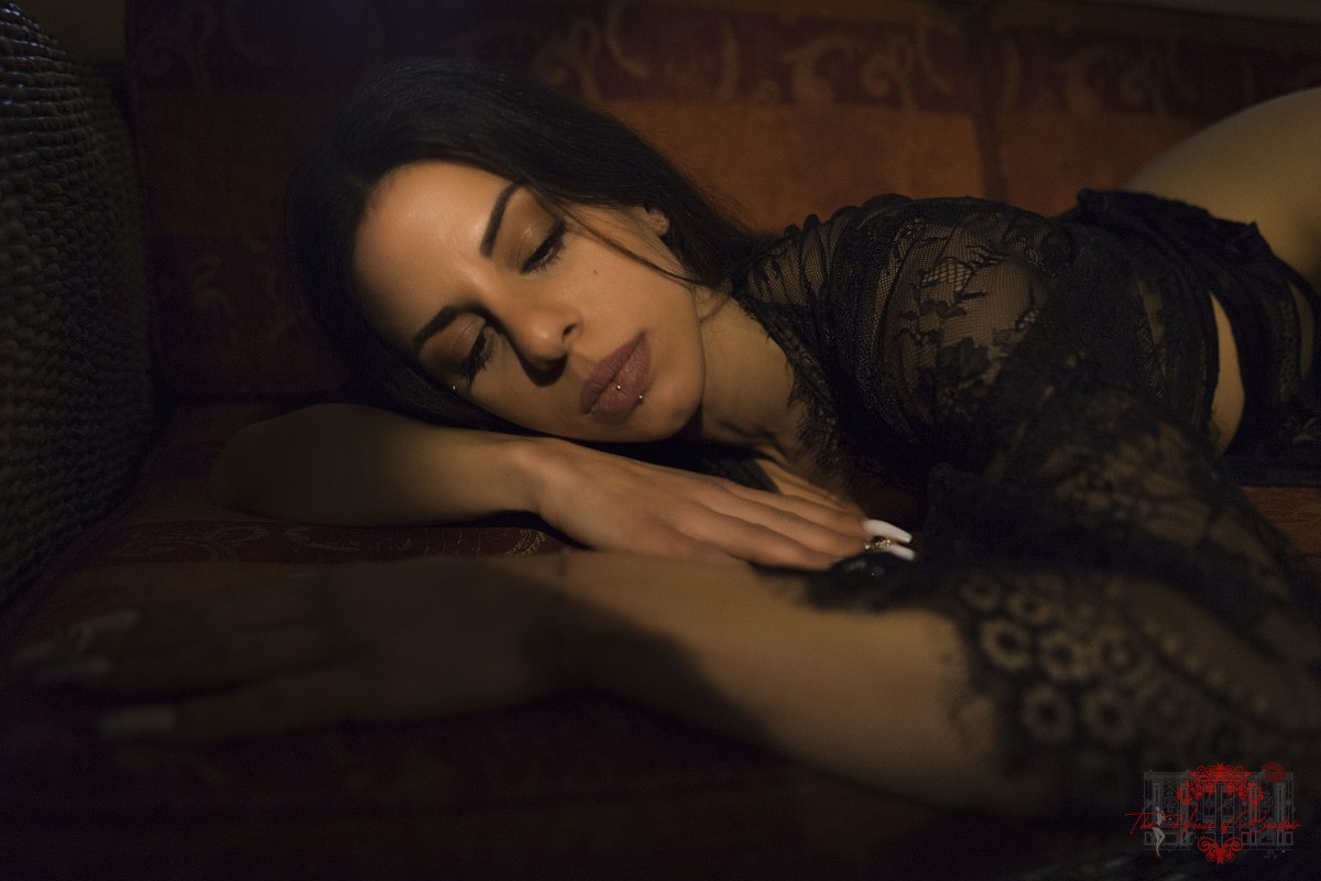 Sensual sofa boudoir session with&nbsp;Martina